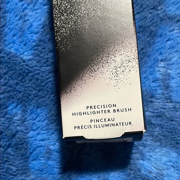 Fenty Beauty Highlighting Brush in Black and White - Picture 5 of 8